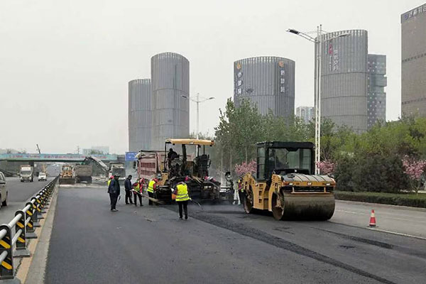 高速公路路面施工為什么多數(shù)使用瀝青材料？